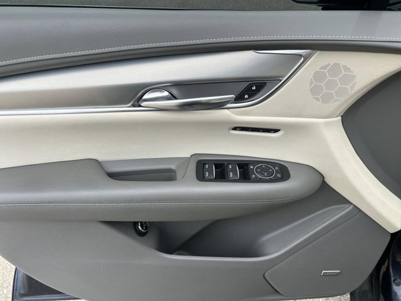 2017 Cadillac XT5 Luxury AWD | Panoramic Sunroof | Leather Seats Photo