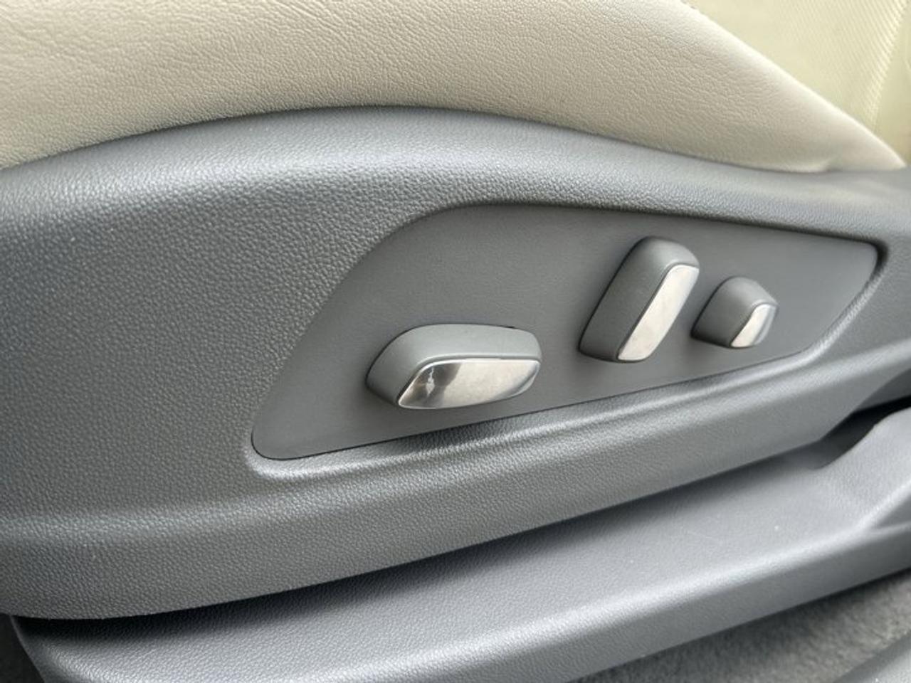 2017 Cadillac XT5 Luxury AWD | Panoramic Sunroof | Leather Seats Photo