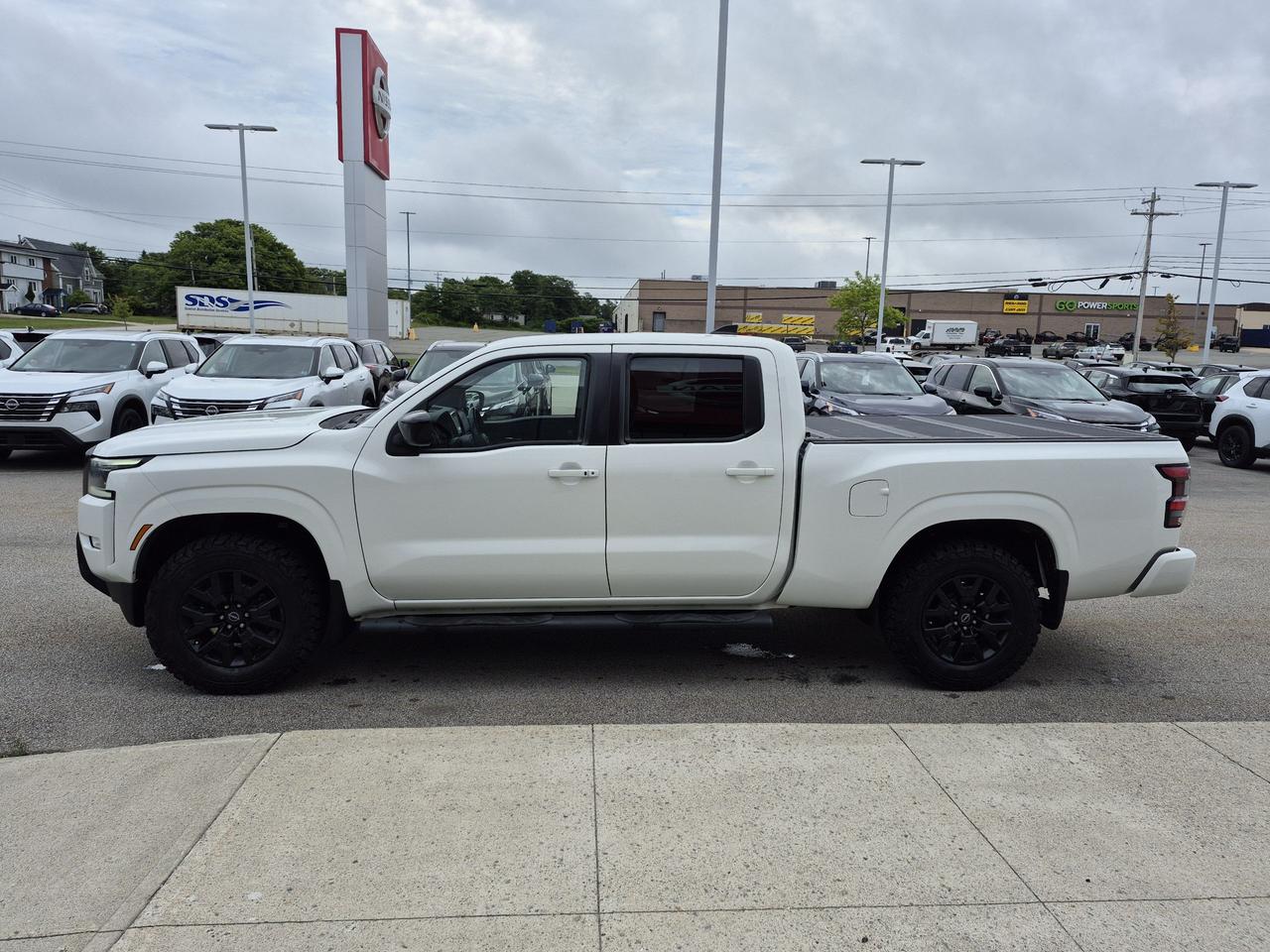 2023 Nissan Frontier SV Midnight Edition Photo3