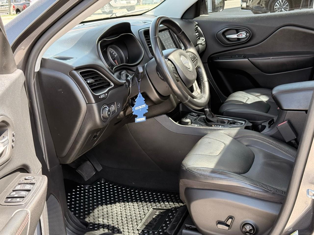 2020 Jeep Cherokee Trailhawk 4x4-MOONROOF-HEATED AND COOLED SEATS-LEATHER SEATS Photo