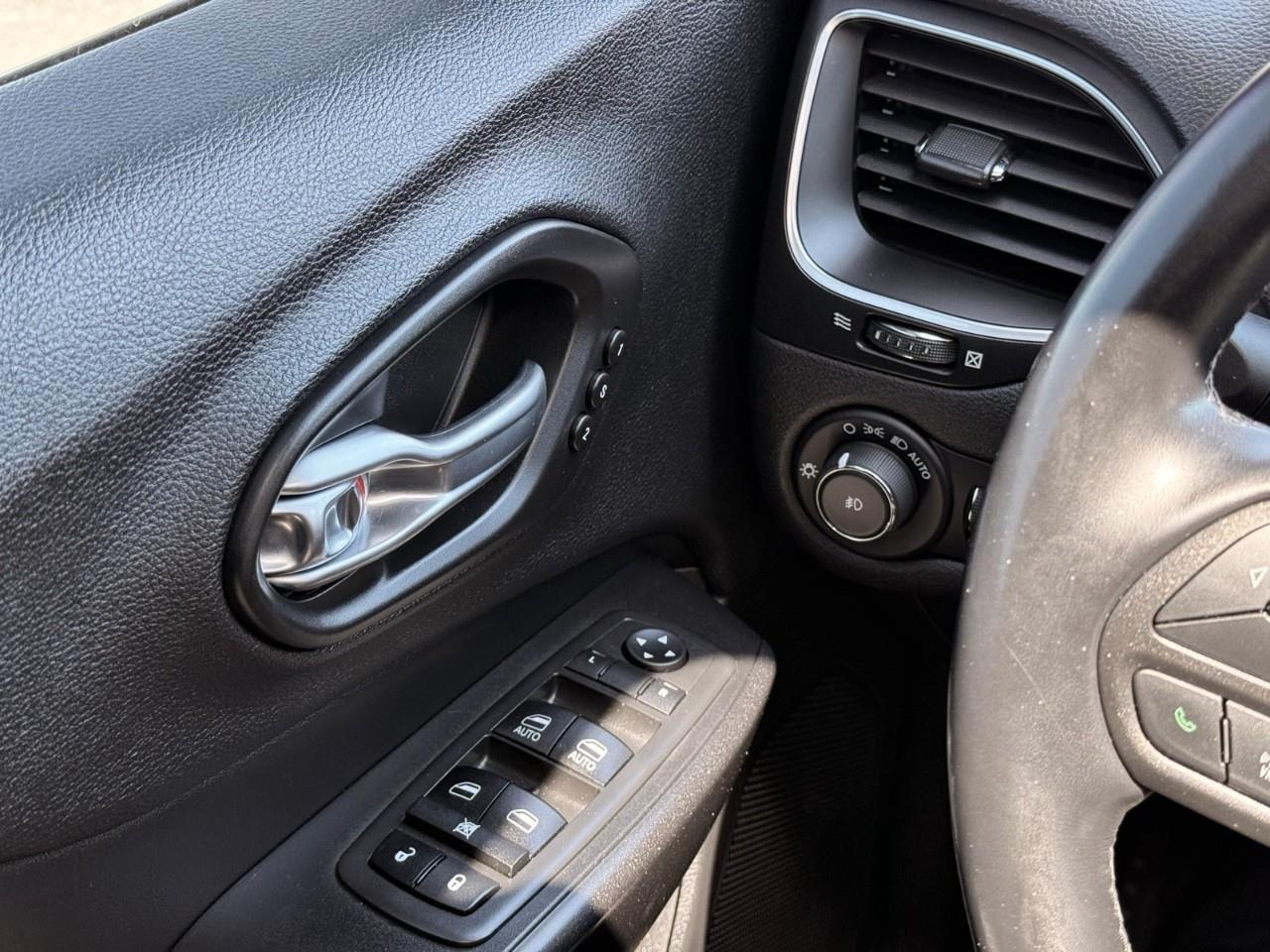 2020 Jeep Cherokee Trailhawk 4x4-MOONROOF-HEATED AND COOLED SEATS-LEATHER SEATS Photo
