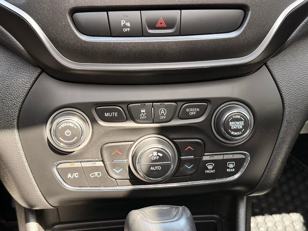 2020 Jeep Cherokee Trailhawk 4x4-MOONROOF-HEATED AND COOLED SEATS-LEATHER SEATS Photo