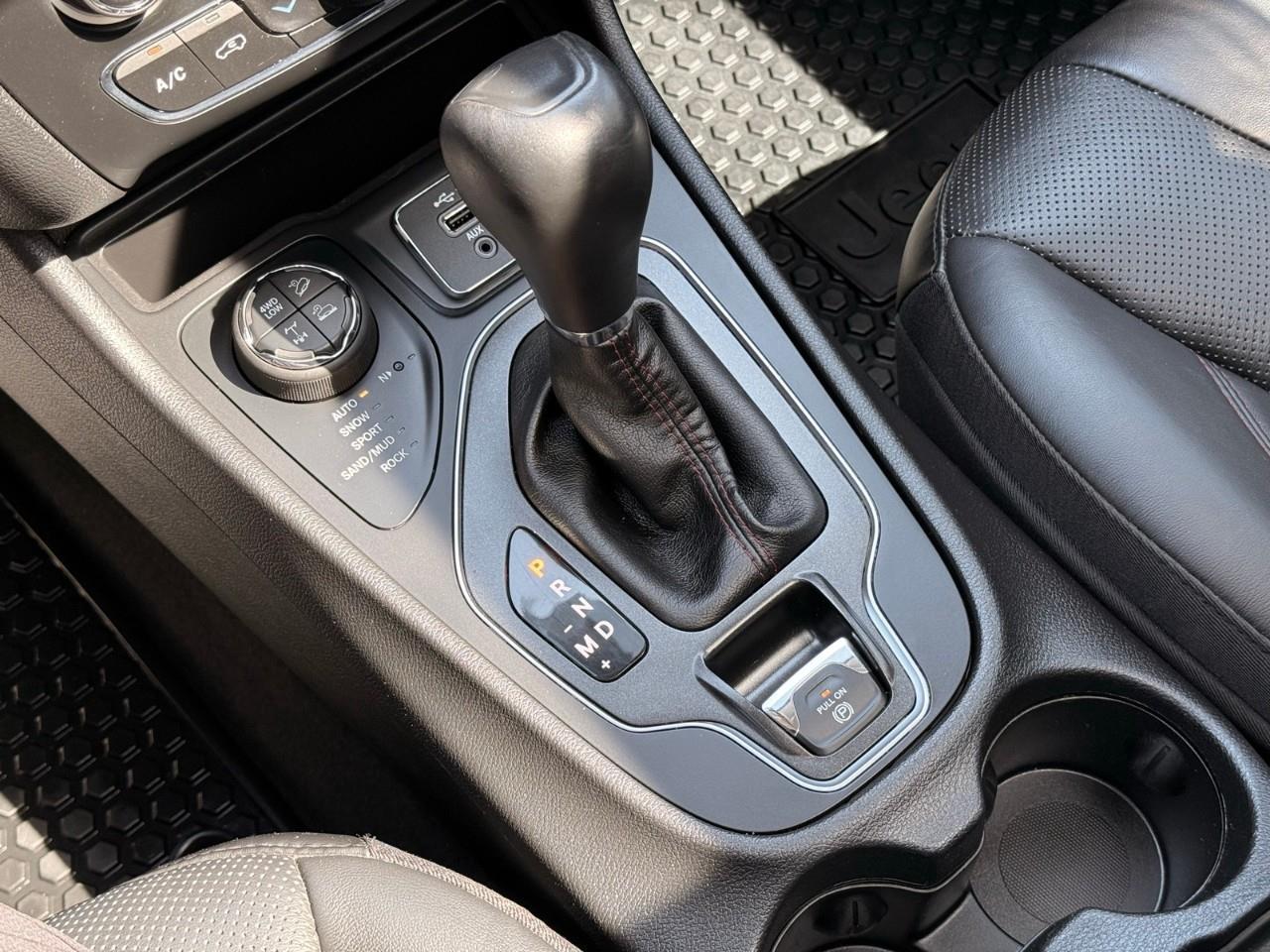 2020 Jeep Cherokee Trailhawk 4x4-MOONROOF-HEATED AND COOLED SEATS-LEATHER SEATS Photo