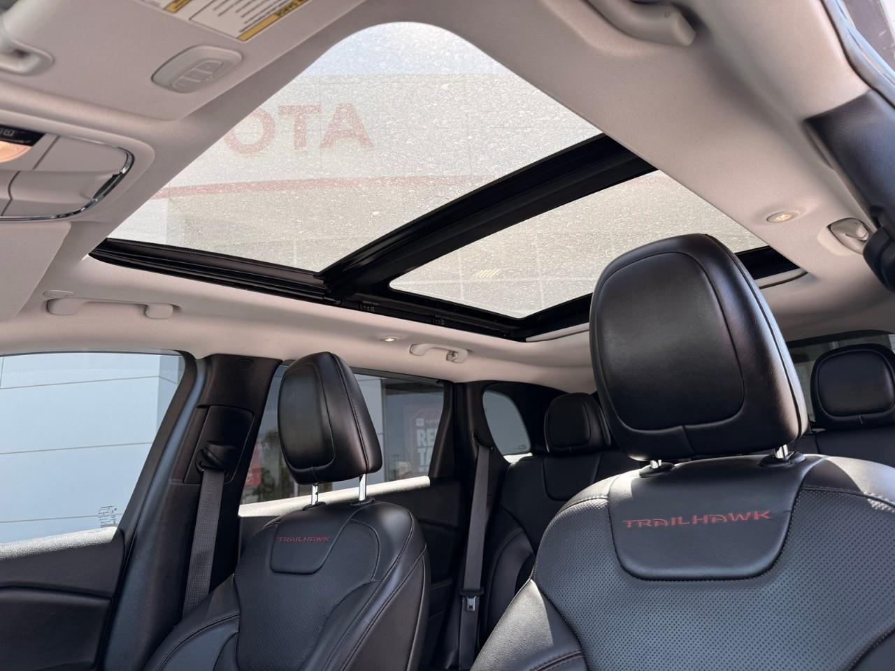 2020 Jeep Cherokee Trailhawk 4x4-MOONROOF-HEATED AND COOLED SEATS-LEATHER SEATS Photo