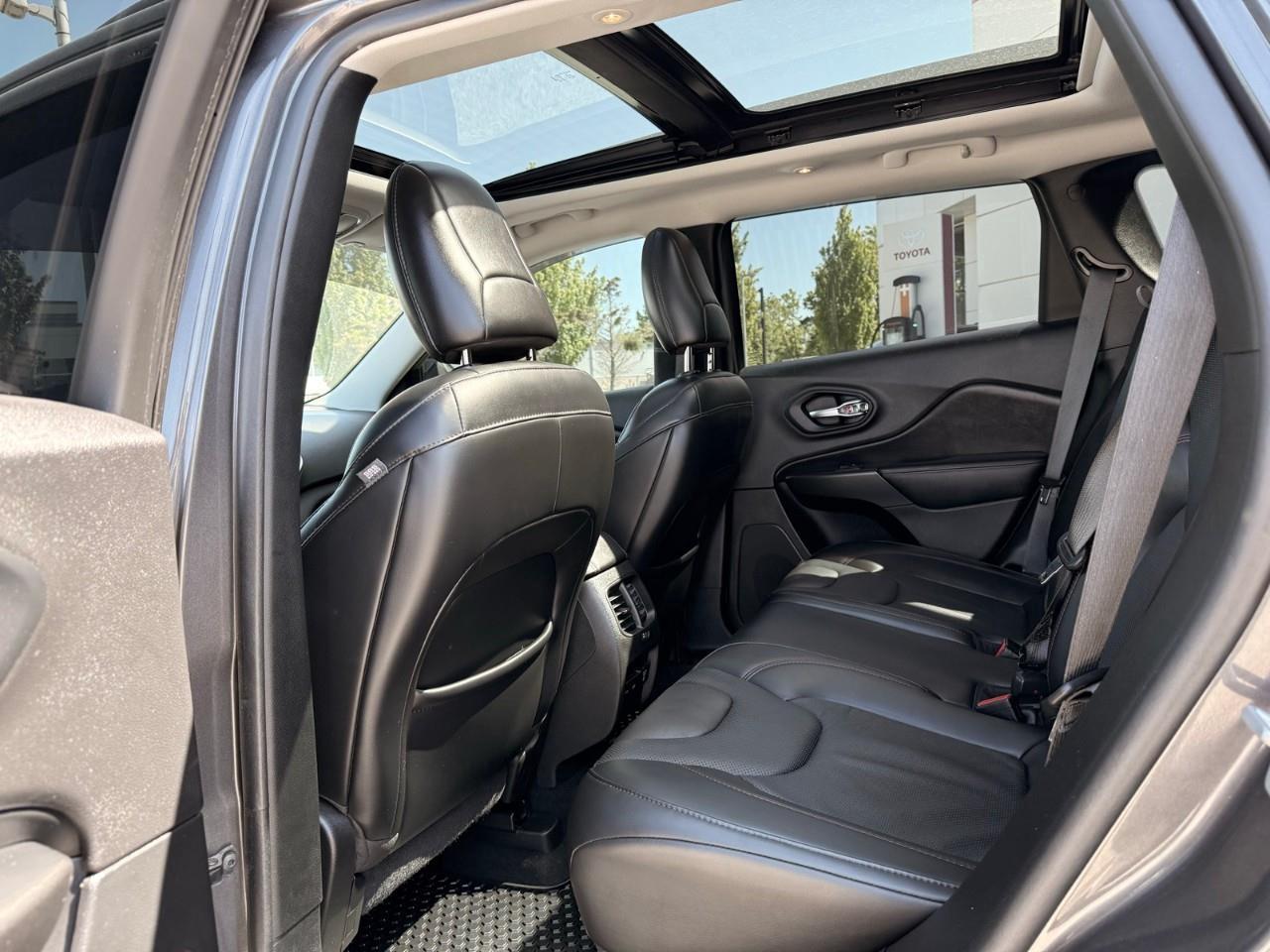 2020 Jeep Cherokee Trailhawk 4x4-MOONROOF-HEATED AND COOLED SEATS-LEATHER SEATS Photo