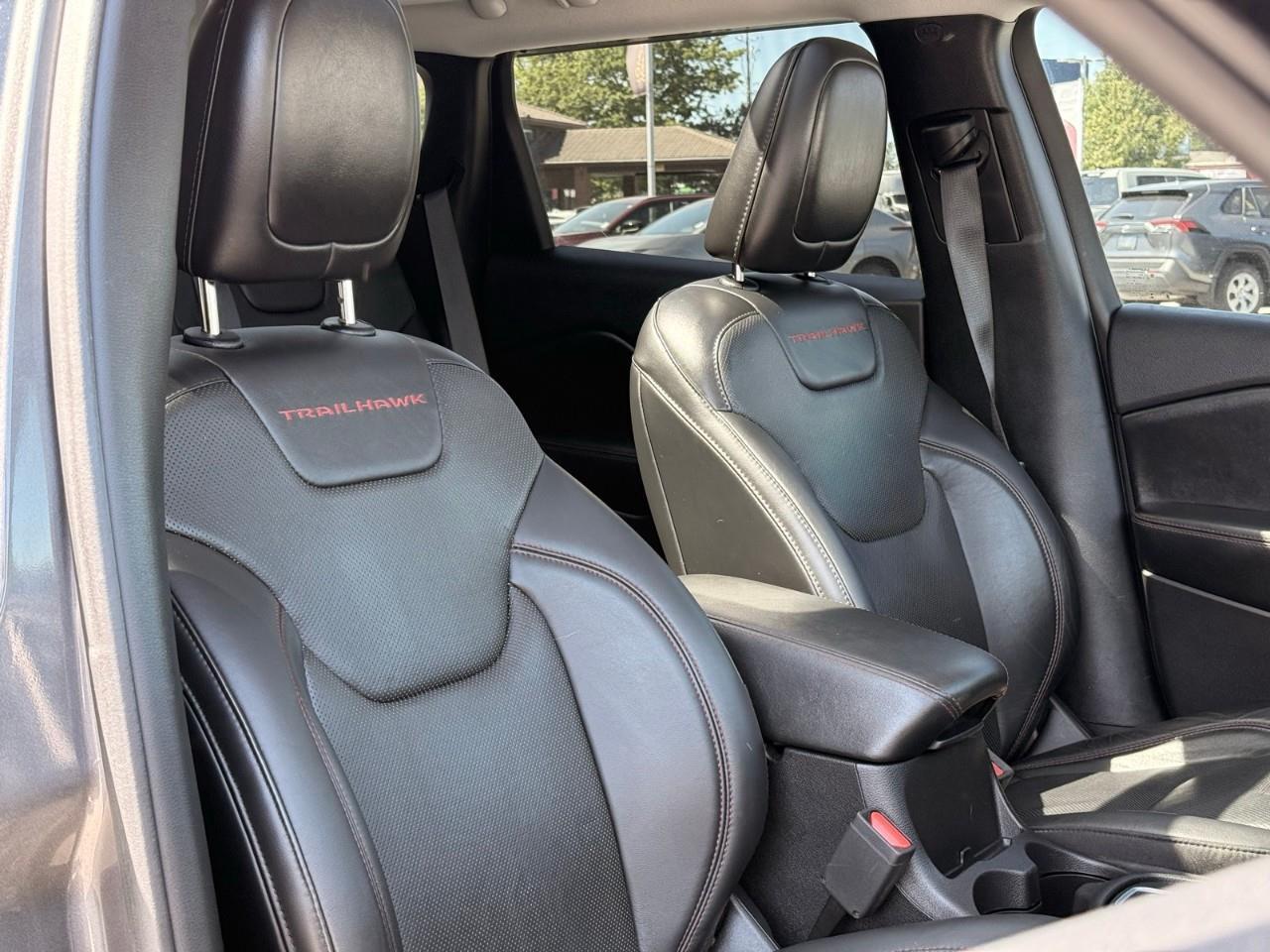 2020 Jeep Cherokee Trailhawk 4x4-MOONROOF-HEATED AND COOLED SEATS-LEATHER SEATS Photo