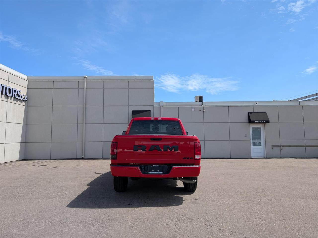 2022 RAM 1500 Classic EXPRESS 4X4 - CREW CAB - REVERSE CAM Photo3
