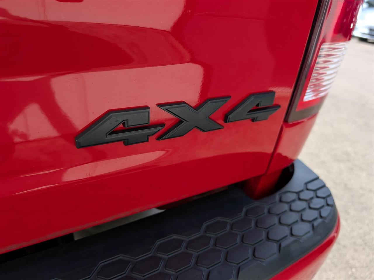 2022 RAM 1500 Classic EXPRESS 4X4 - CREW CAB - REVERSE CAM Photo