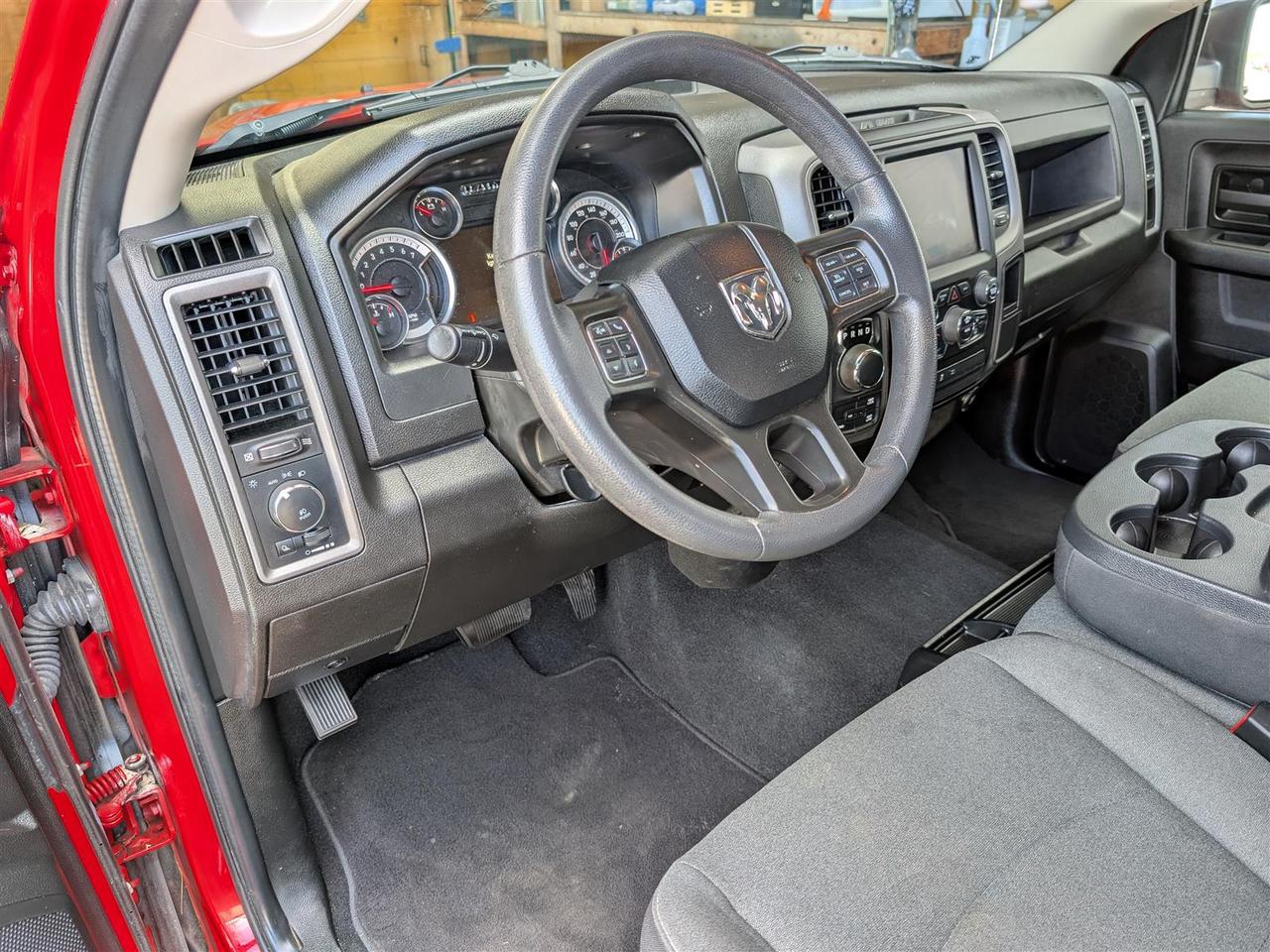 2022 RAM 1500 Classic EXPRESS 4X4 - CREW CAB - REVERSE CAM Photo