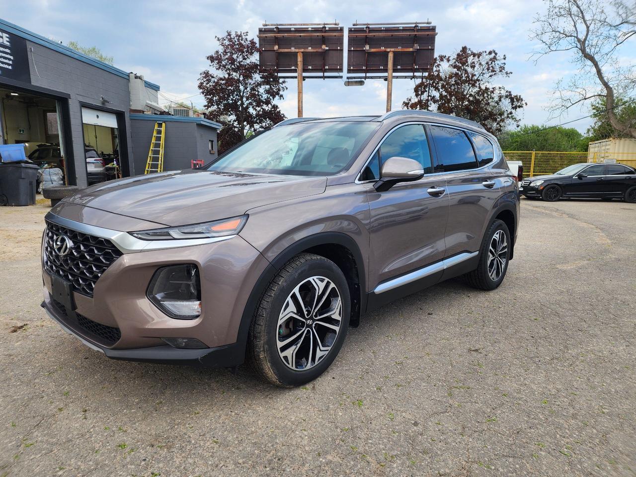 2019 Hyundai Santa Fe Ultimate l AWD l LOW KM l Clean Carfax l Loaded l