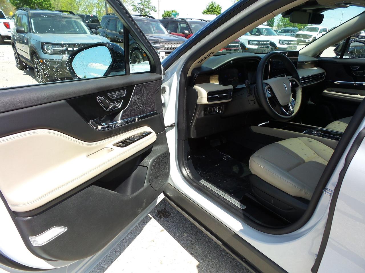 2025 Lincoln Corsair LOADED GT! 360-CAM, HEATED WHEEL, HTD/VENT SEATS! Photo