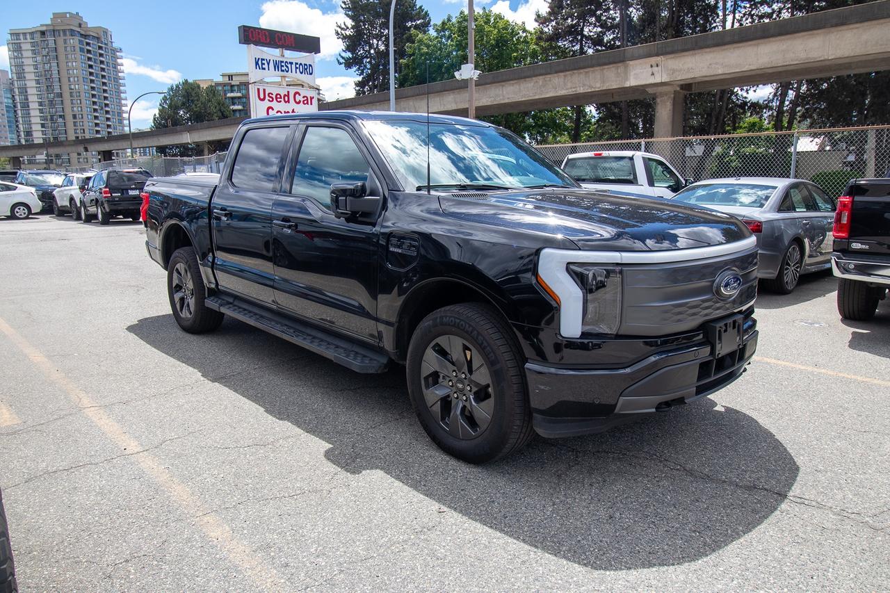 2023 Ford F-150 Lariat 4WD SuperCrew 5.5' Box Photo3