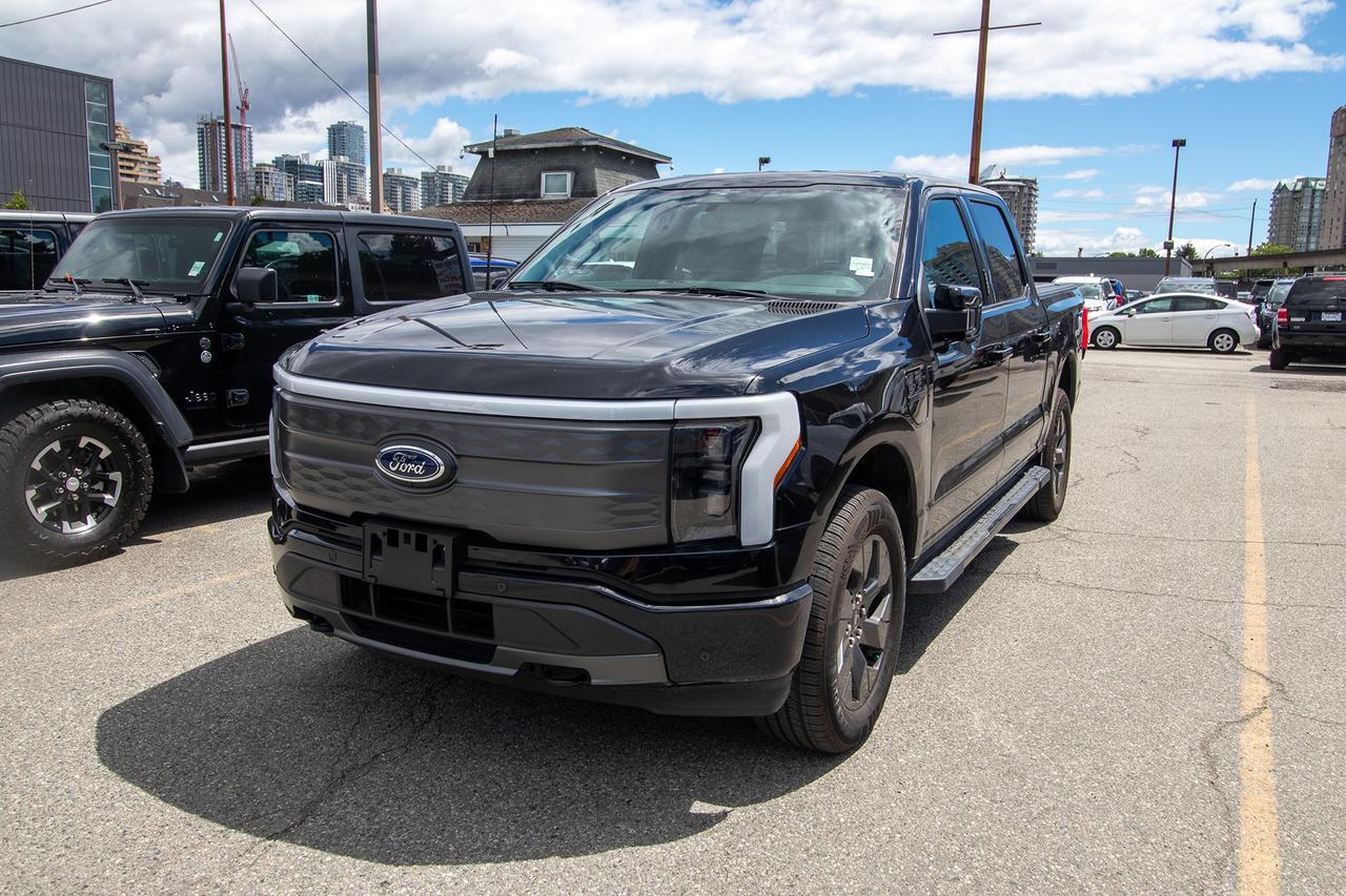 2023 Ford F-150 Lariat 4WD SuperCrew 5.5' Box Photo0