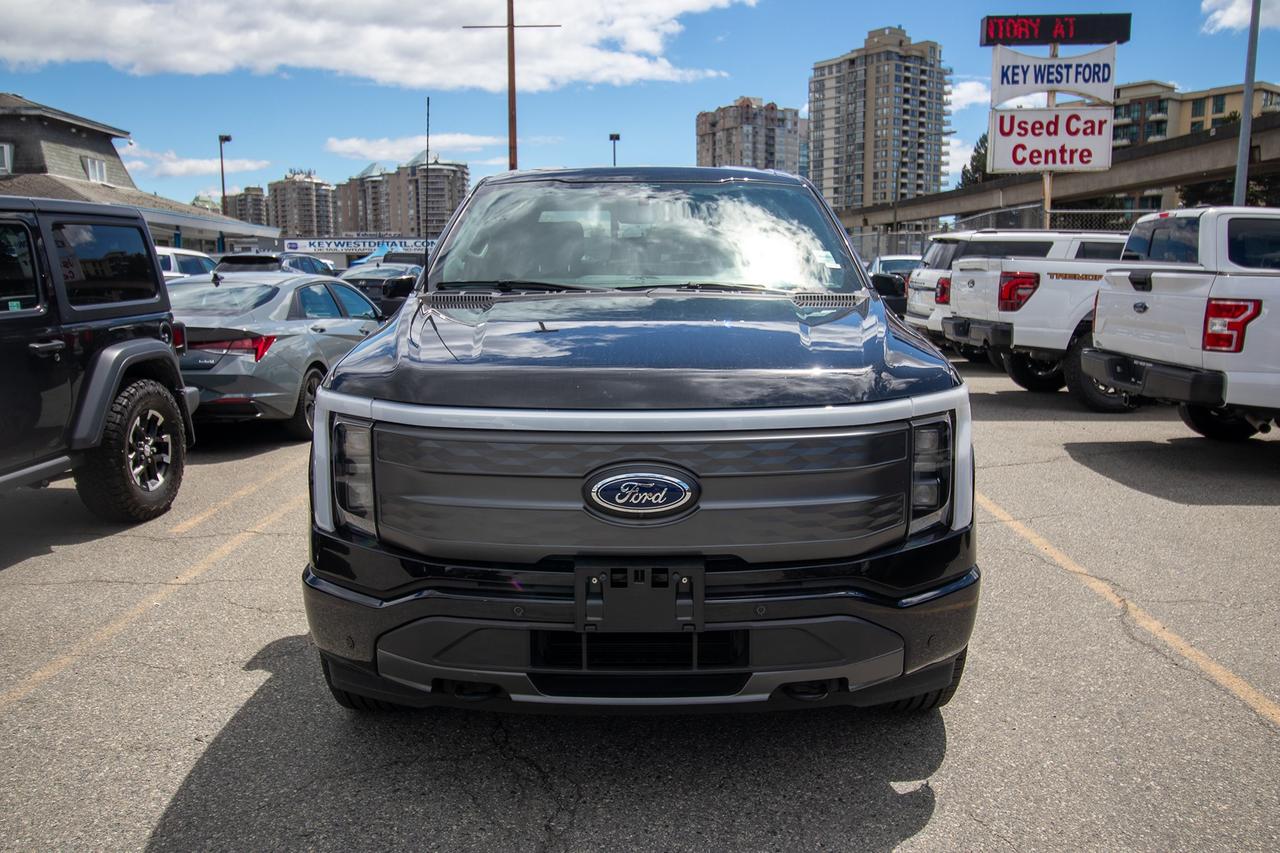 2023 Ford F-150 Lariat 4WD SuperCrew 5.5' Box Photo2