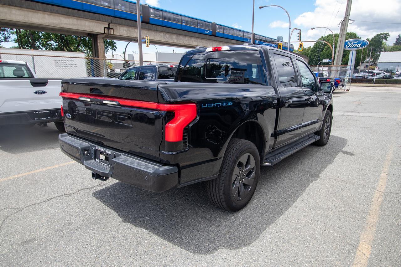 2023 Ford F-150 Lariat 4WD SuperCrew 5.5' Box Photo4
