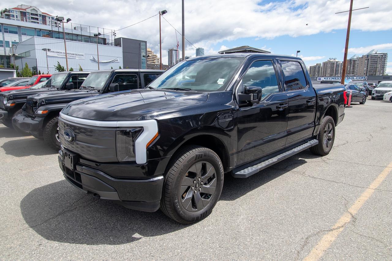 2023 Ford F-150 Lariat 4WD SuperCrew 5.5' Box Photo1