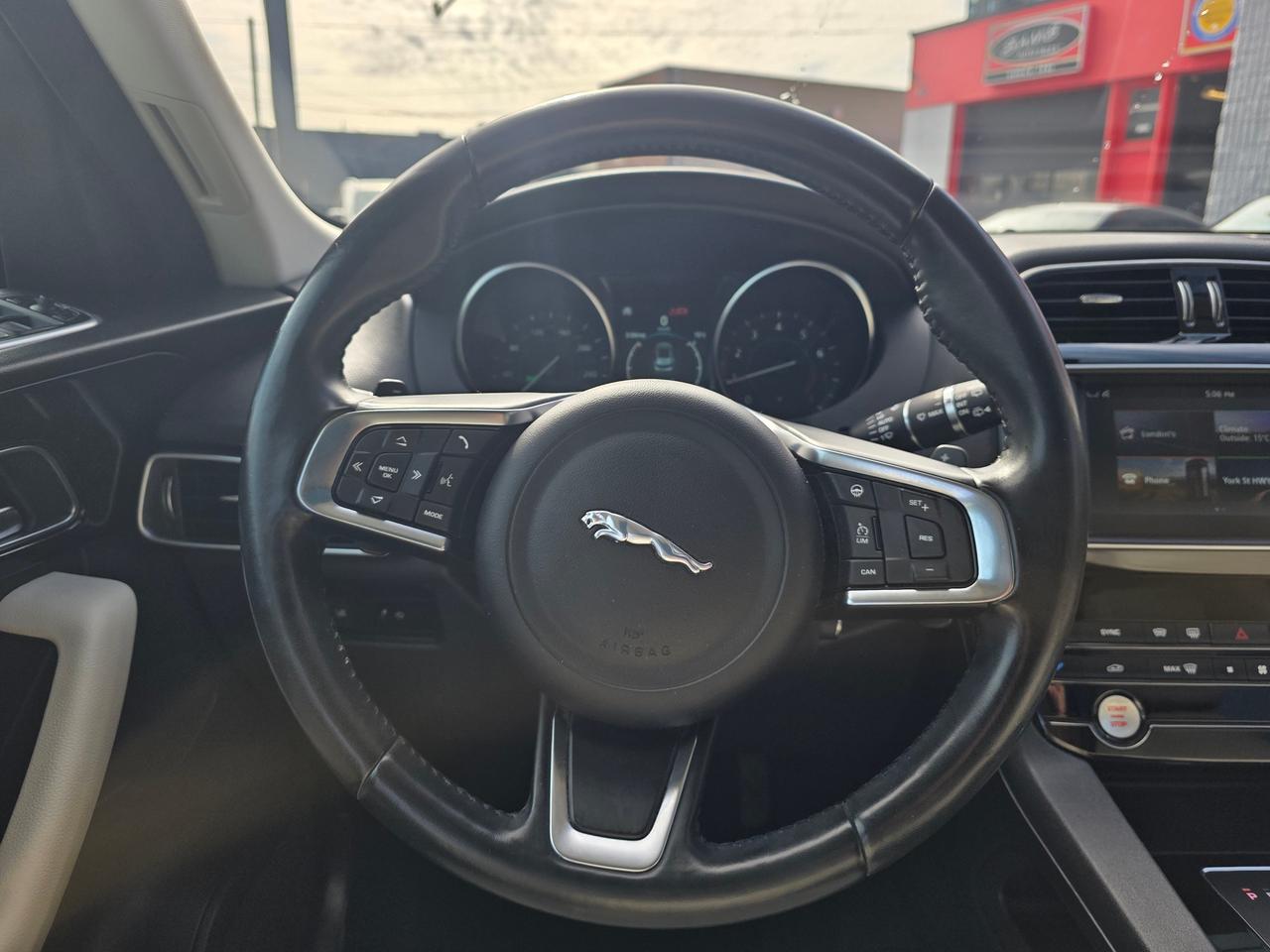2018 Jaguar F-PACE 25t AWD Prestige Photo