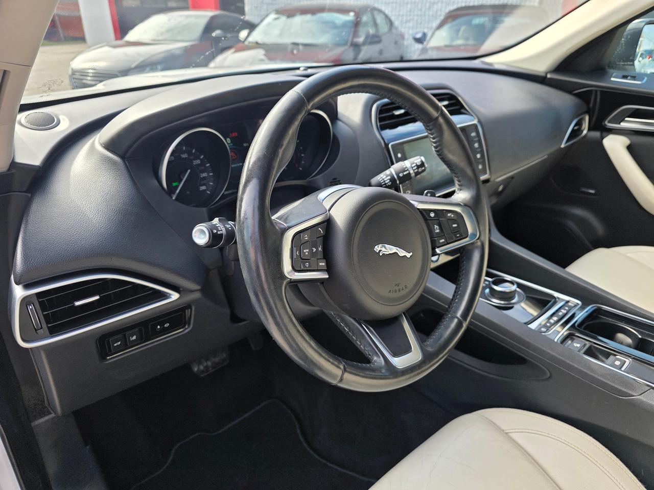 2018 Jaguar F-PACE 25t AWD Prestige Photo