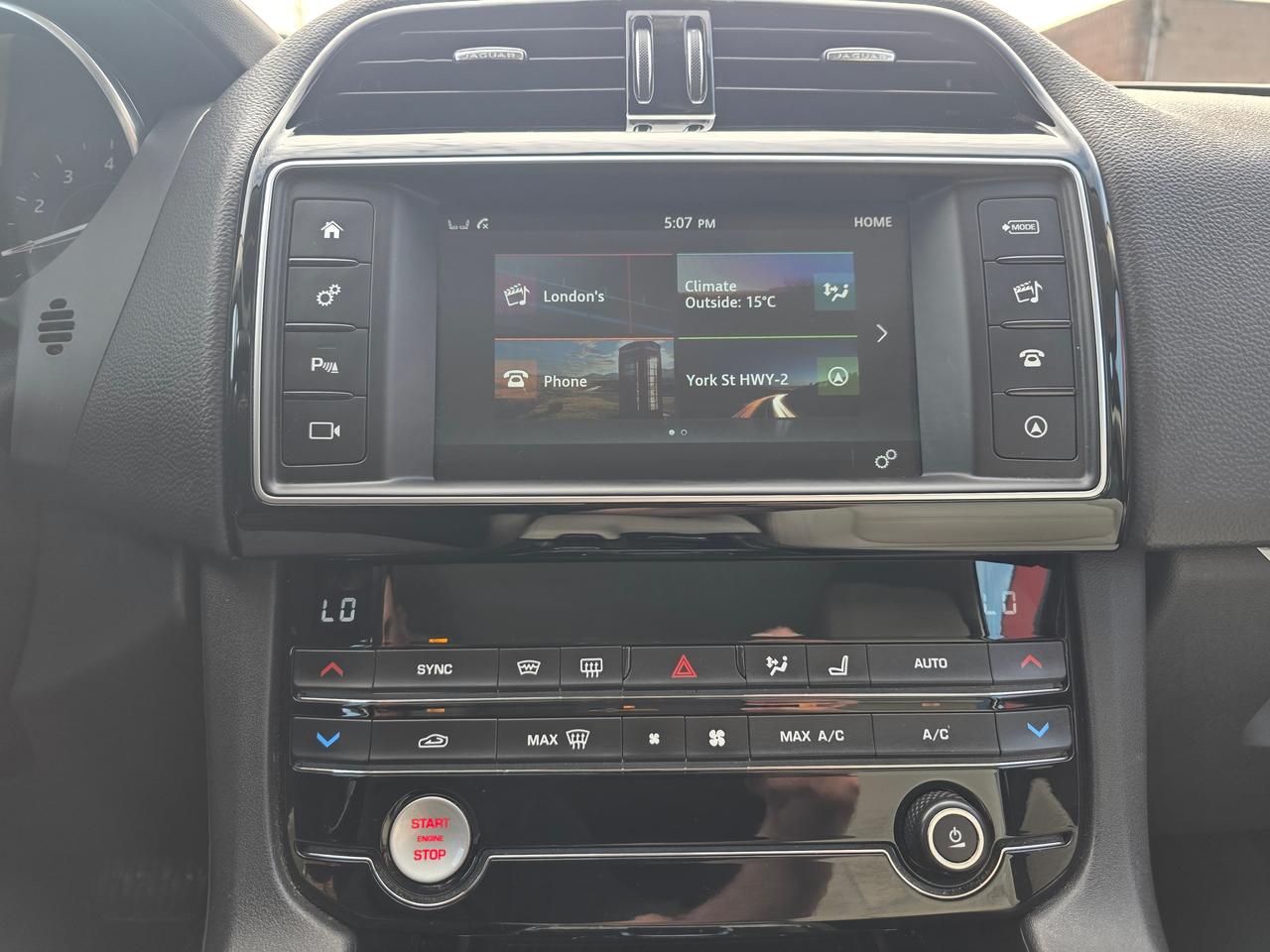 2018 Jaguar F-PACE 25t AWD Prestige Photo