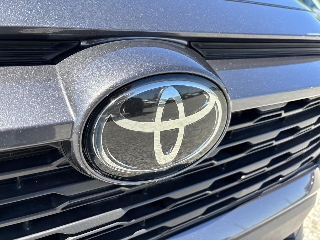 2020 Toyota RAV4 LE Photo