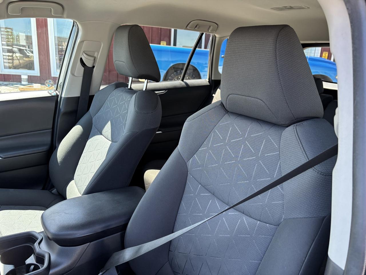 2020 Toyota RAV4 LE Photo