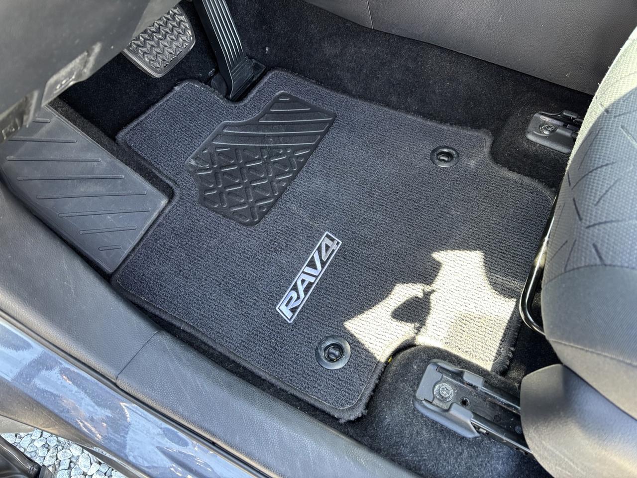 2020 Toyota RAV4 LE Photo