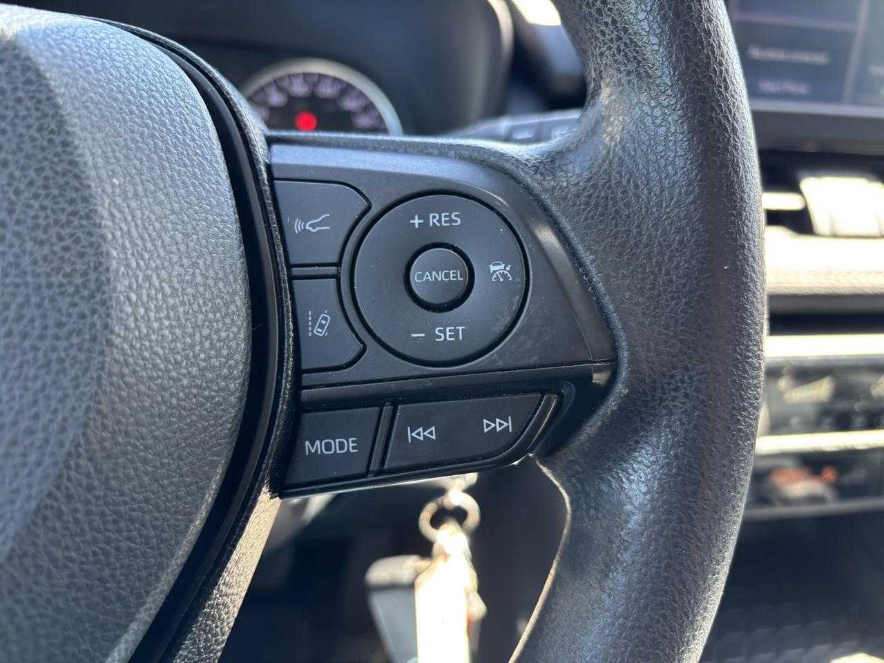 2020 Toyota RAV4 LE Photo
