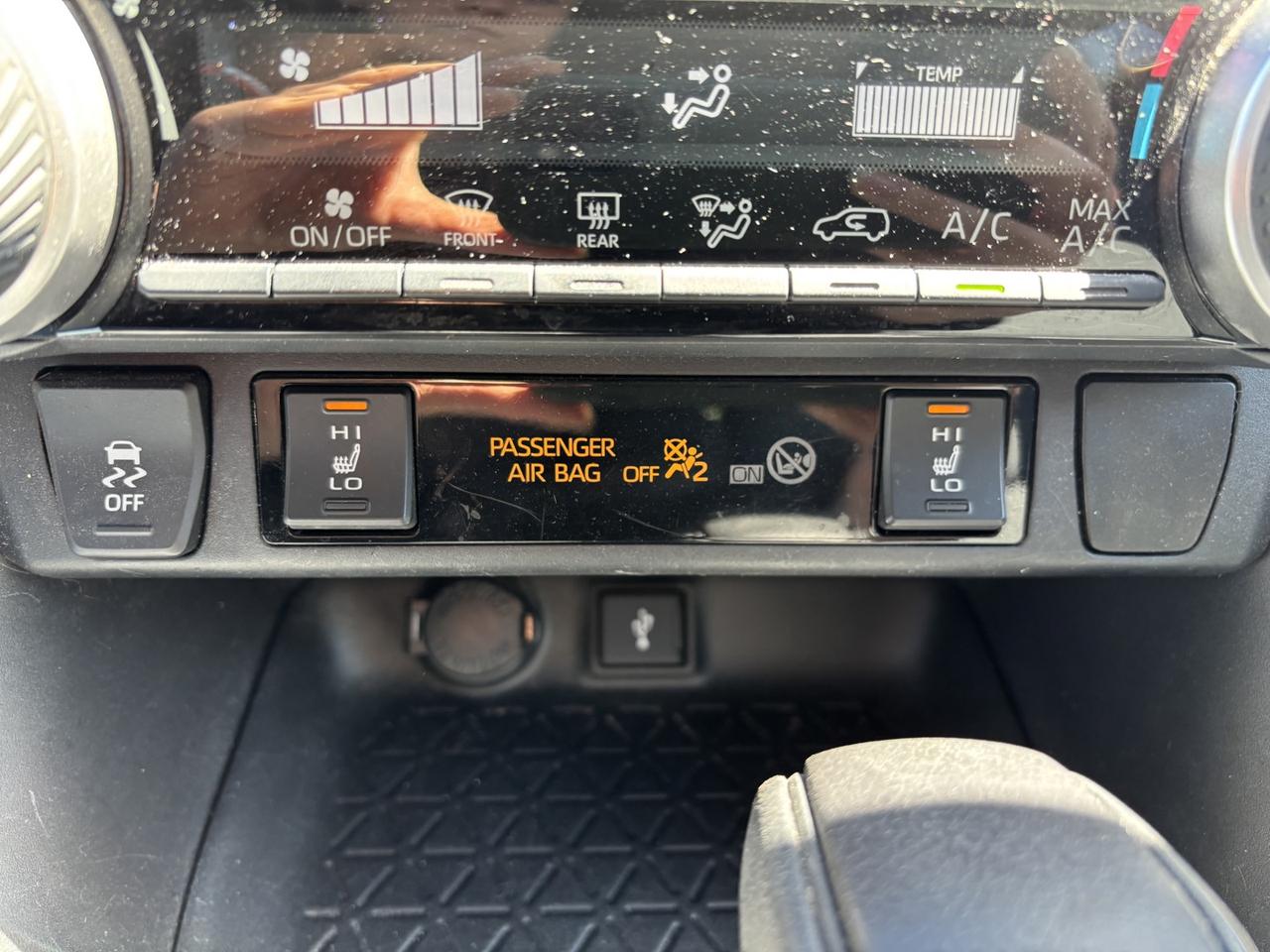 2020 Toyota RAV4 LE Photo