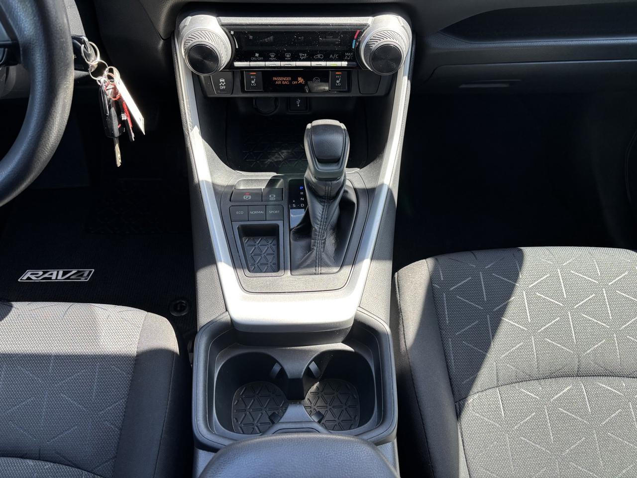 2020 Toyota RAV4 LE Photo