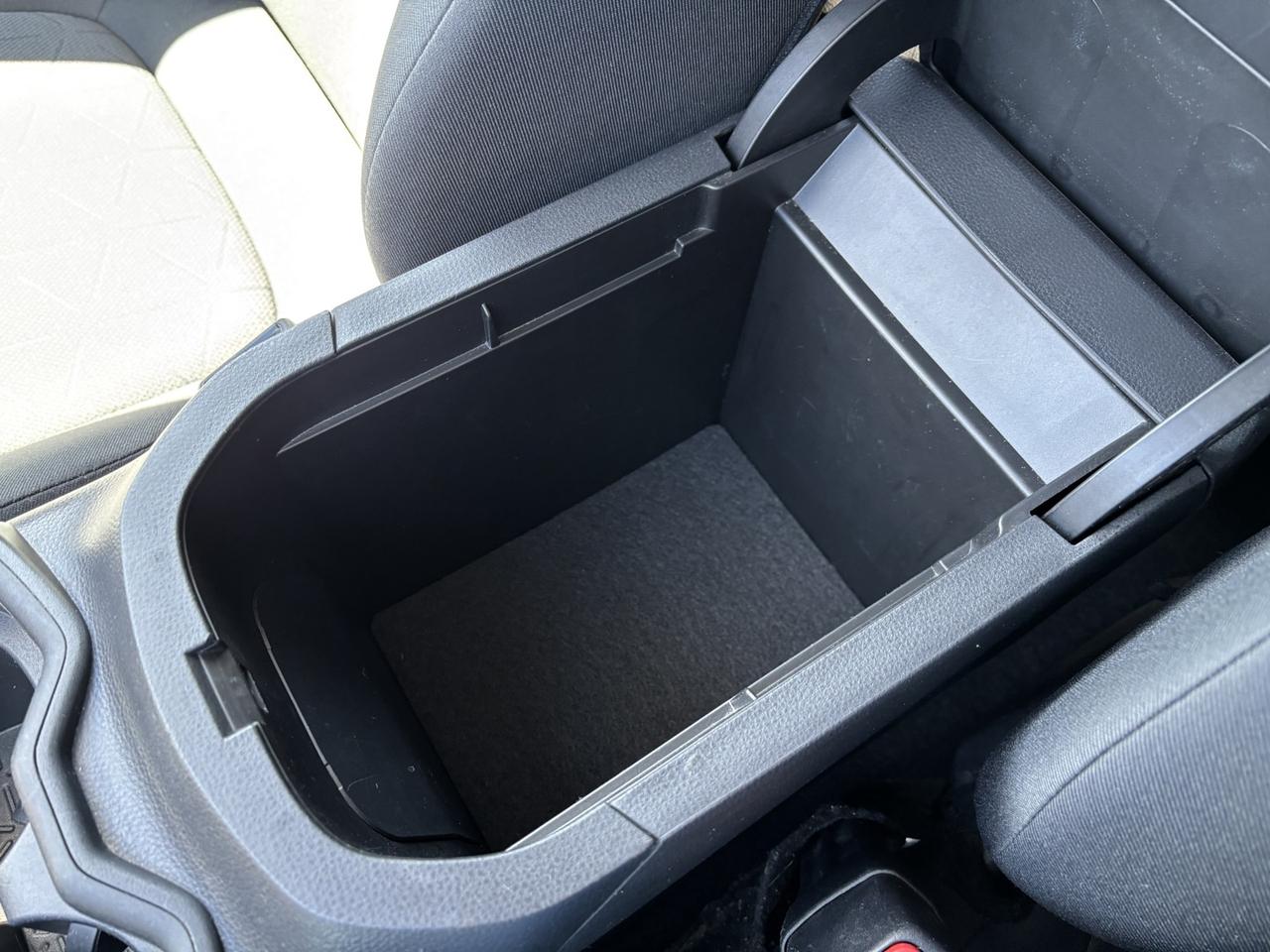 2020 Toyota RAV4 LE Photo