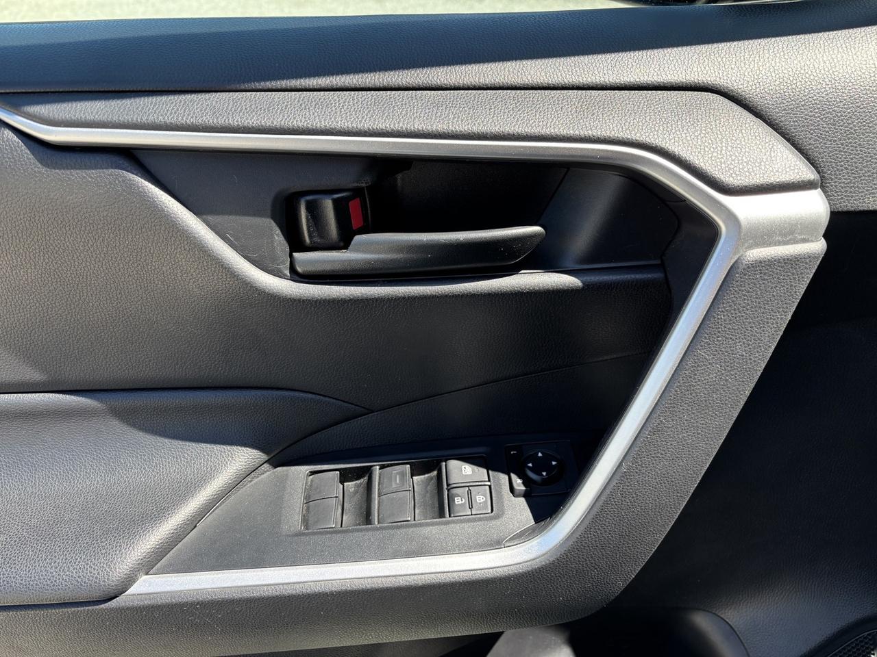 2020 Toyota RAV4 LE Photo
