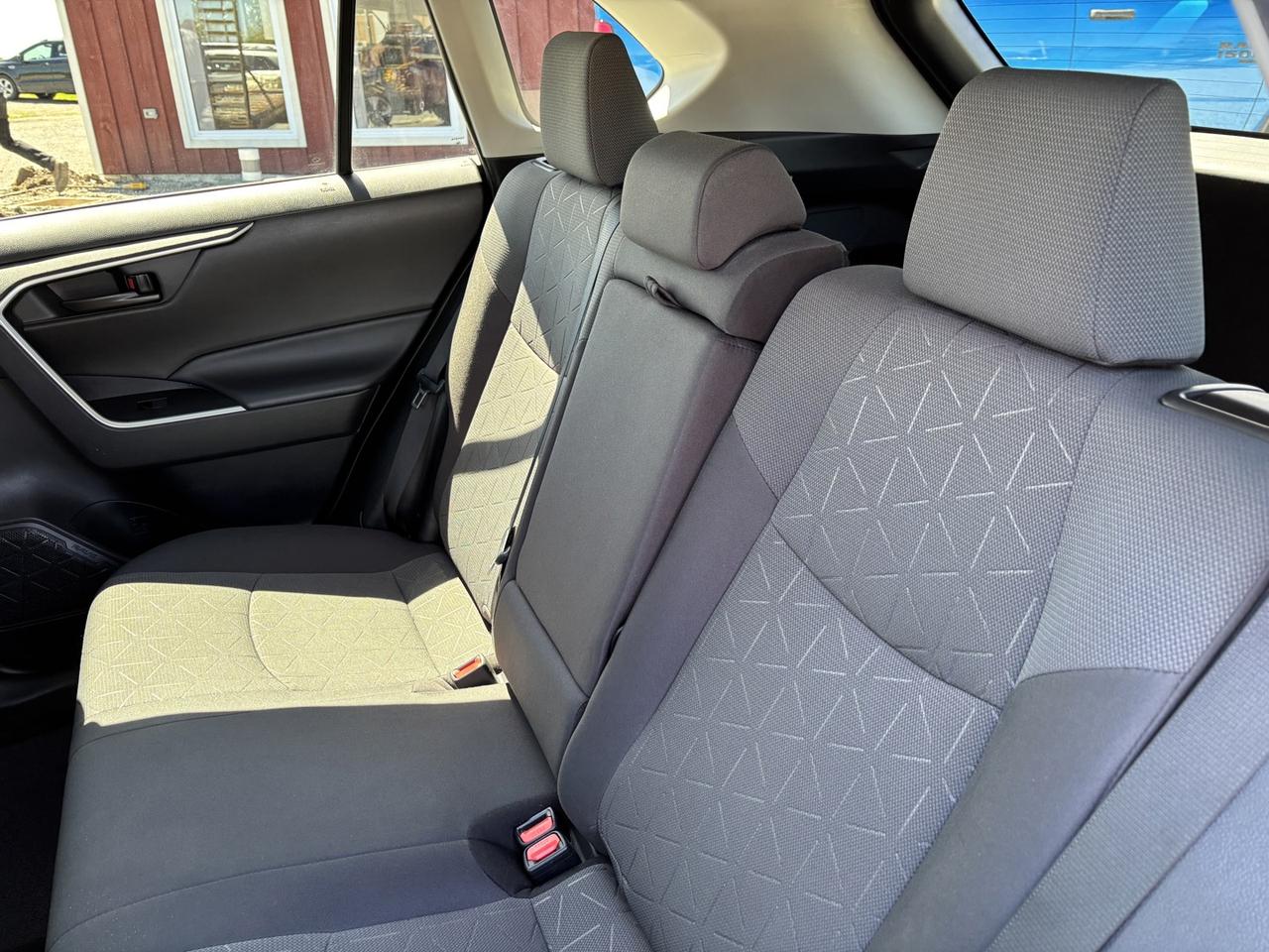 2020 Toyota RAV4 LE Photo