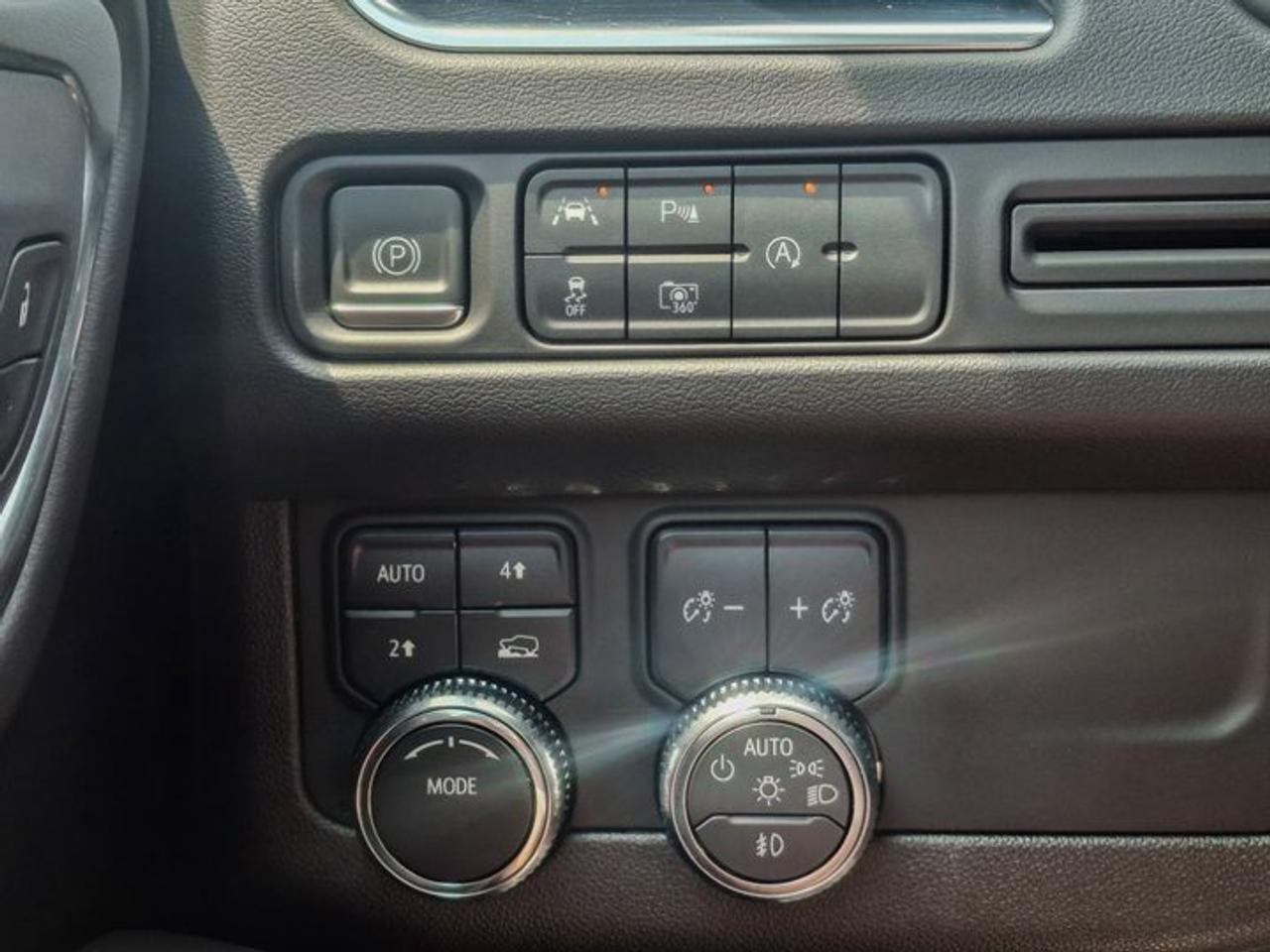 2024 GMC Yukon XL SLT 4WD | Luxury Pkg | Leather | Sunroof | 360 Camera | Adaptive Cruise | Heated Wheel | and More ! Photo