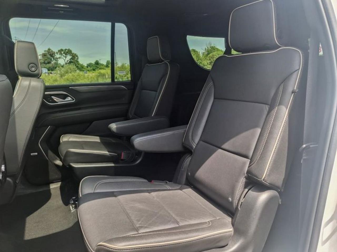 2024 GMC Yukon XL SLT 4WD | Luxury Pkg | Leather | Sunroof | 360 Camera | Adaptive Cruise | Heated Wheel | and More ! Photo