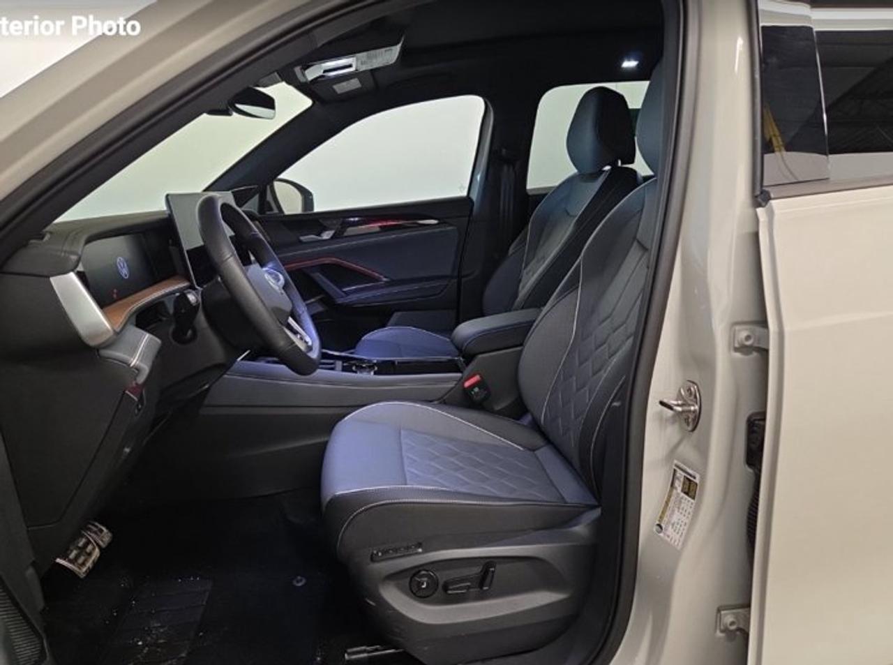 2025 Volkswagen Tiguan Highline R-Line AWD | Leather | Heated + Cooled Massaging Seats | Sunroof | Harman Kardon and More ! Photo