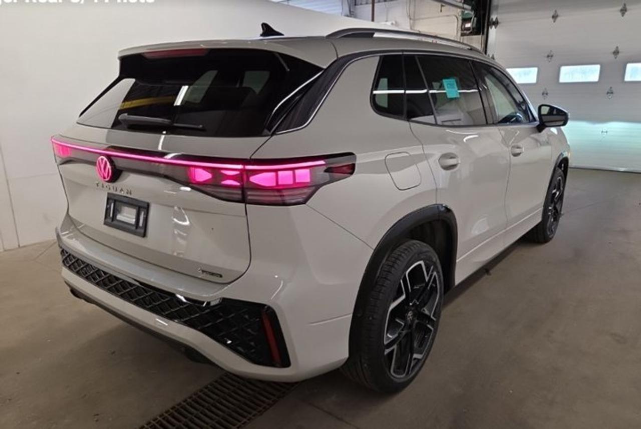 2025 Volkswagen Tiguan Highline R-Line AWD | Leather | Heated + Cooled Massaging Seats | Sunroof | Harman Kardon and More ! Photo3