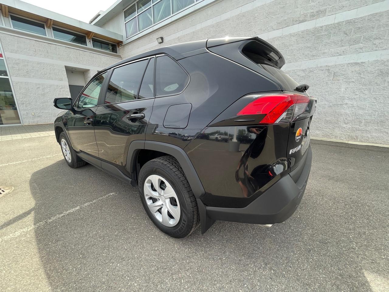 2024 Toyota RAV4 LE Photo4