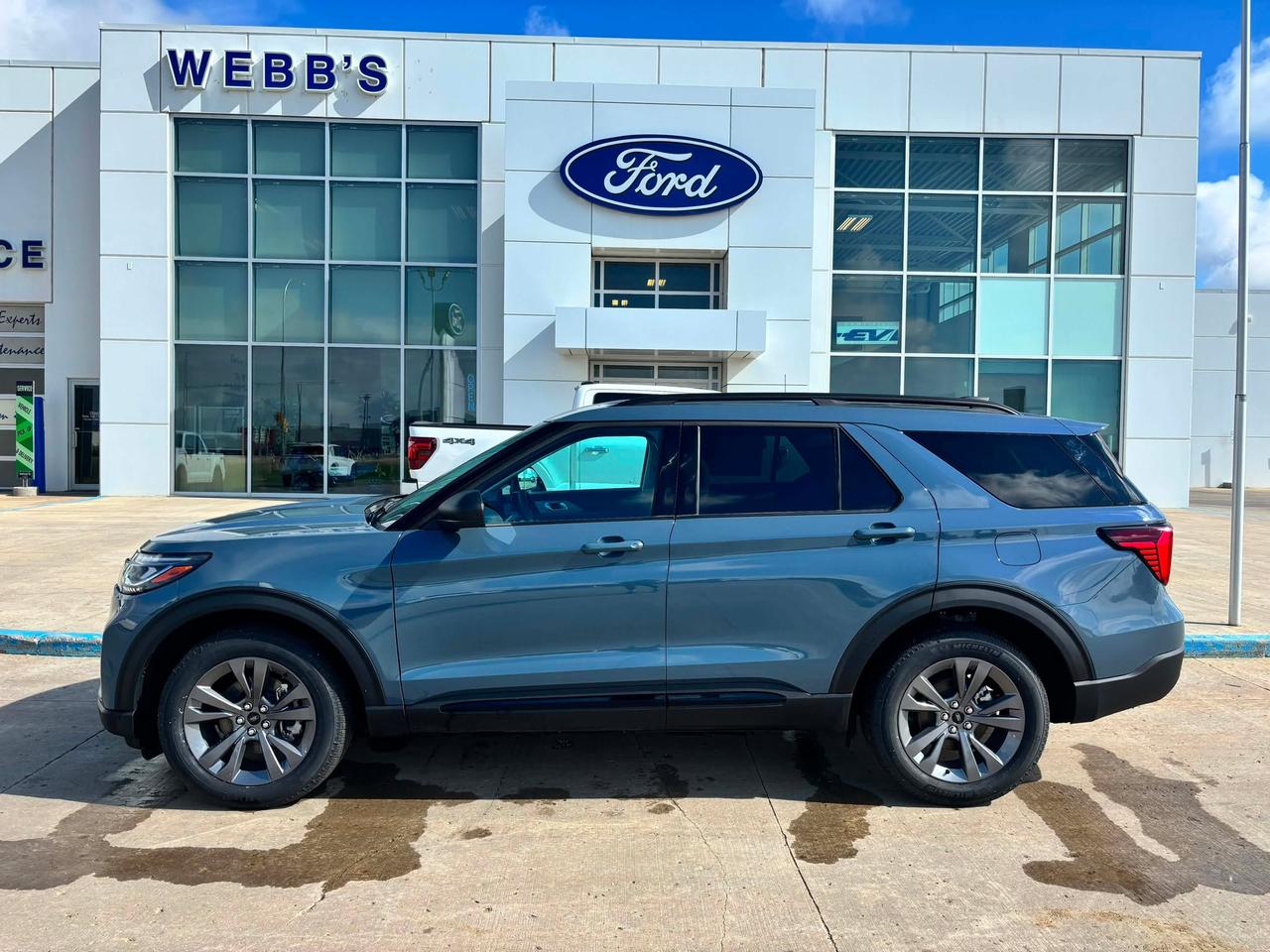 2026 Ford Explorer Active w/200A Pkg 4WD Photo4