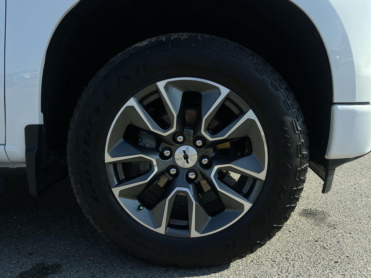 2024 Chevrolet Silverado 1500 RST 4X4, REMOTE START, HEATED FRONT SEATS, SIRIUS XM, CRUISE CONTROL, BACK UP CAM!! Photo