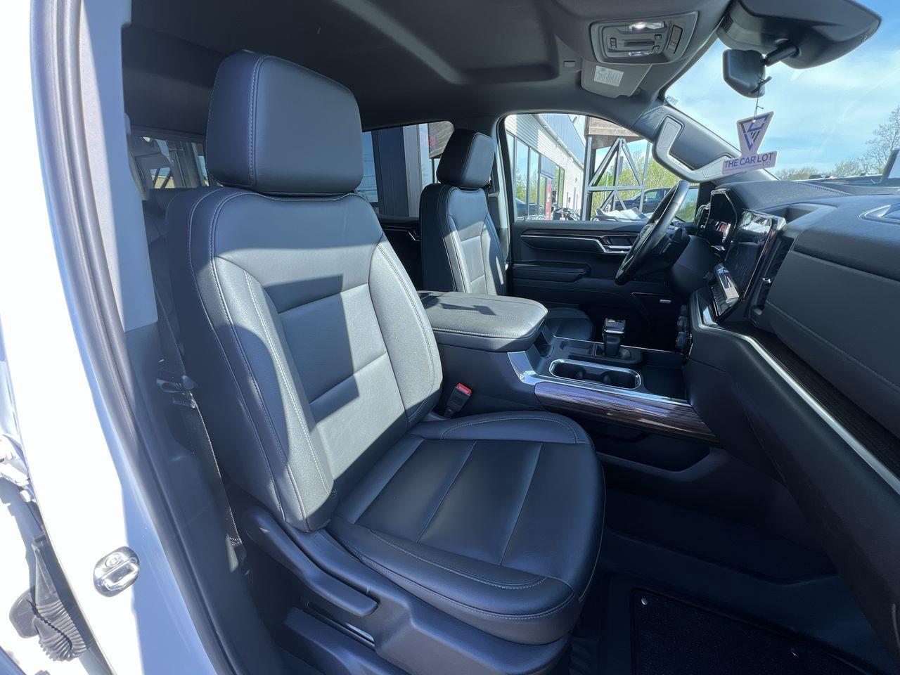 2024 Chevrolet Silverado 1500 RST 4X4, REMOTE START, HEATED FRONT SEATS, SIRIUS XM, CRUISE CONTROL, BACK UP CAM!! Photo