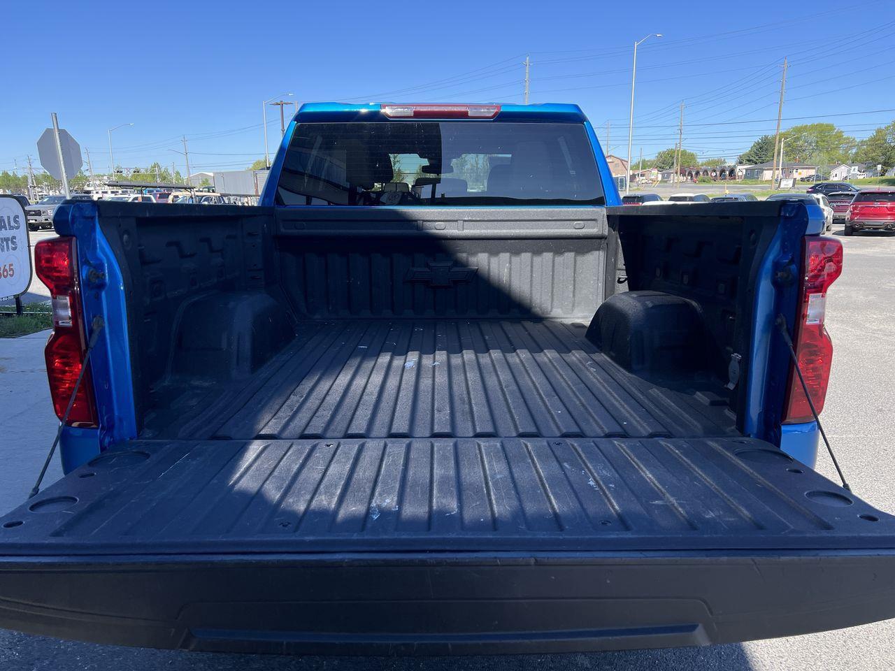 2024 Chevrolet Silverado 1500 Custom Trail Boss 4X4, 6 PASSENGER, SIRIUS XM, BACK UP CAMERA, POWER TAILGATE!! Photo