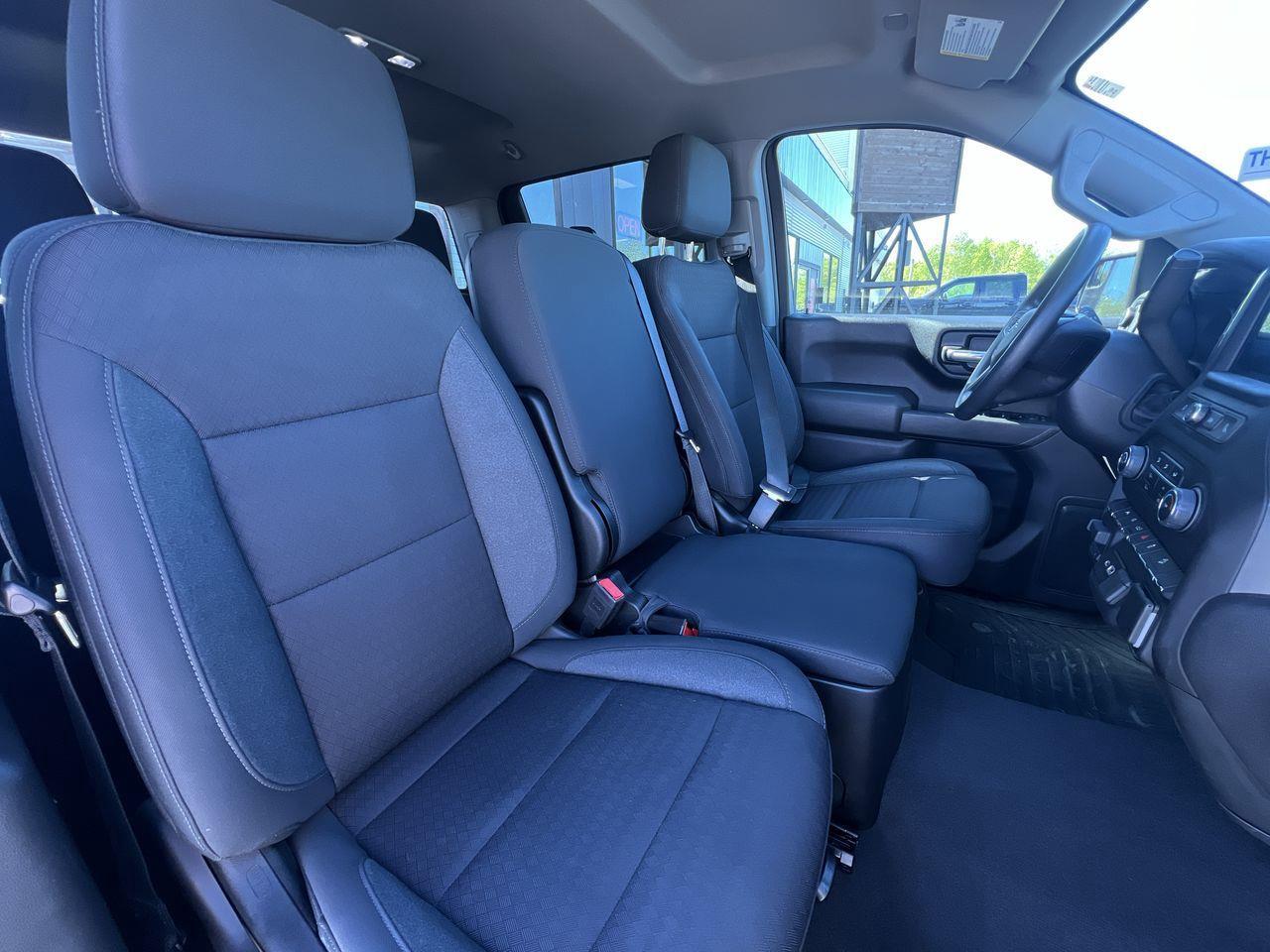 2024 Chevrolet Silverado 1500 Custom Trail Boss 4X4, 6 PASSENGER, SIRIUS XM, BACK UP CAMERA, POWER TAILGATE!! Photo