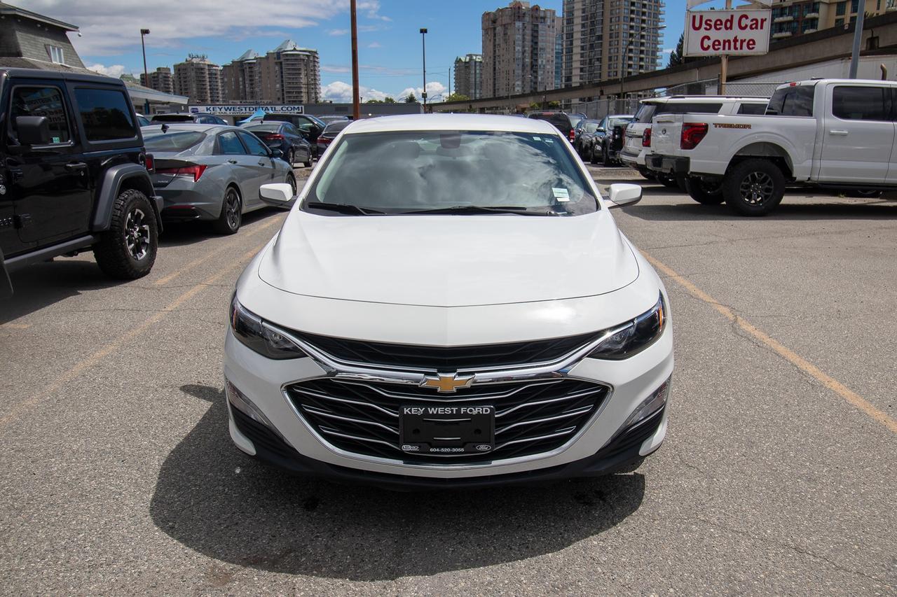 2022 Chevrolet Malibu LT Photo2