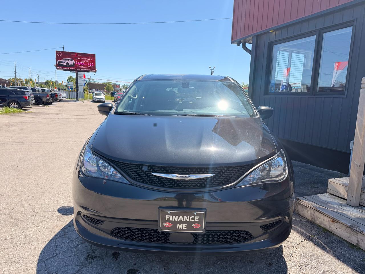 2022 Chrysler Grand Caravan SXT Photo2