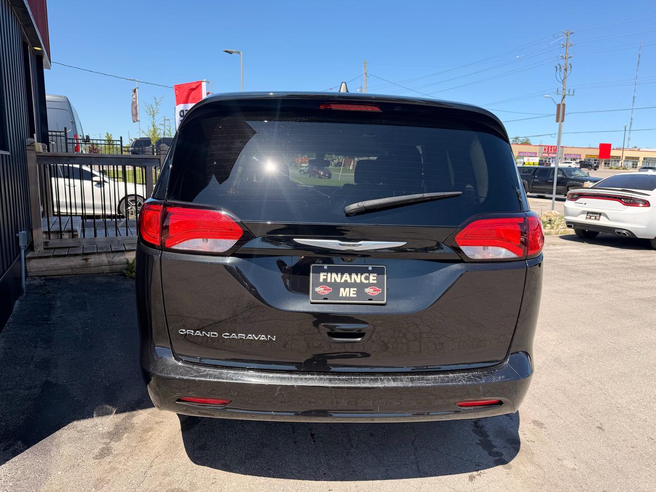 2022 Chrysler Grand Caravan SXT Photo3