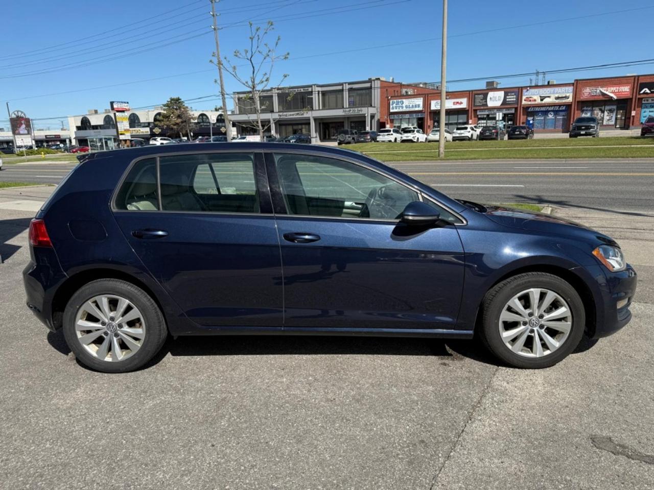 2017 Volkswagen Golf MANUAL/ LEATHER/ SUNROOF/ ALLOYS / REAR CAM/ AS-IS Photo