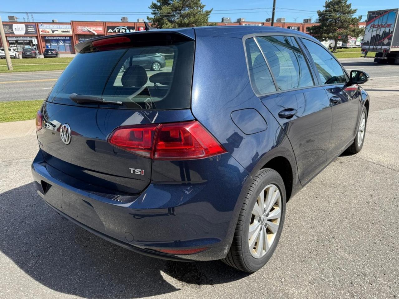 2017 Volkswagen Golf MANUAL/ LEATHER/ SUNROOF/ ALLOYS / REAR CAM/ AS-IS - Photo #6