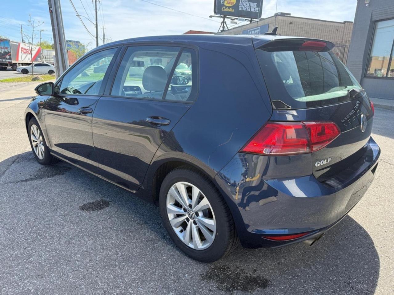 2017 Volkswagen Golf MANUAL/ LEATHER/ SUNROOF/ ALLOYS / REAR CAM/ AS-IS Photo