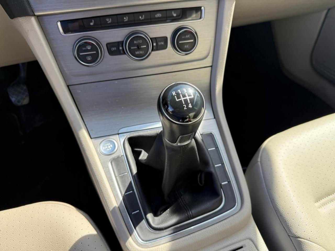 2017 Volkswagen Golf MANUAL/ LEATHER/ SUNROOF/ ALLOYS / REAR CAM/ AS-IS - Photo #15