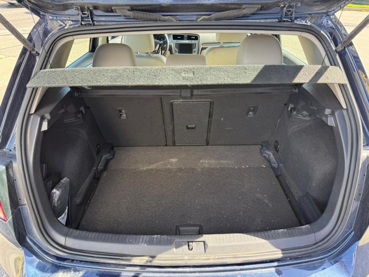 2017 Volkswagen Golf MANUAL/ LEATHER/ SUNROOF/ ALLOYS / REAR CAM/ AS-IS - Photo #17
